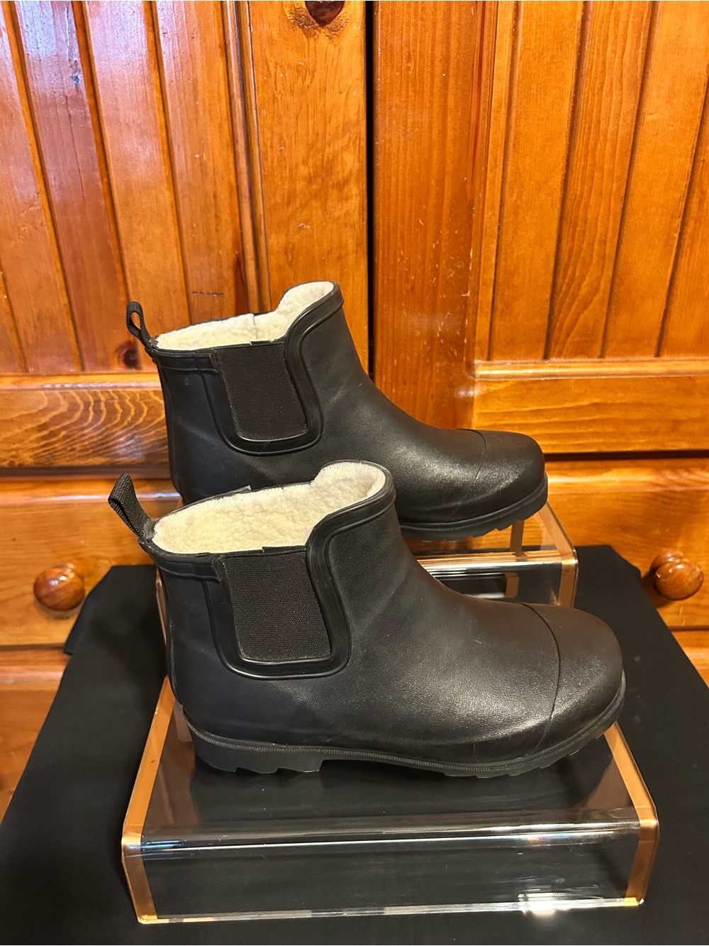 Women’s 7.5 Black Chelsea Rain Boots with Fleece Lining